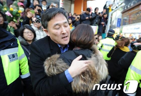 본문 이미지 - 표창원 전 경찰대 교수가 구랍 22일 오후 광주 동구 충장로 광주우체국 앞에서 시민들과 프리허그를 하고 있다. © News1 정회성 