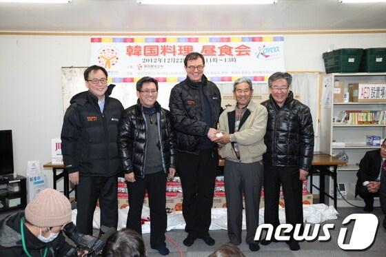 본문 이미지 - 이참 한국관광공사 사장이 후쿠시마현 주민들에게 생활물품을 기증한 후 기념사진을 찍고 있다. 사진 왼쪽부터 김영수 문화체육관광부 국제관광과장, 이범연 센다이 총영사, 이참 사장, 응급가설주택 자치회장, 최불암씨.(한국관광공사 제공)© News1 