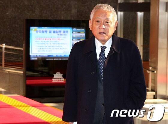 본문 이미지 - 김한길 민주통합당 전 최고위원이 24일 서울 여의도 국회의사당에서 열린 당무위원회 회의장에 들어서고 있다. 민주통합당은 당무위원회에서 비상대책위원장과 원내대표 임기에 대해 유권해석한다. 2012.12.24/뉴스1 © News1   이종덕 기자