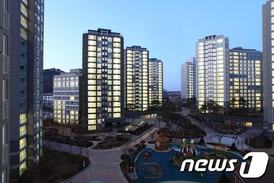 본문 이미지 - 화성도시공사가 2년에 걸쳐 준공한 조암 한라비발딜. 사진제공=화성도시공사 © News1 