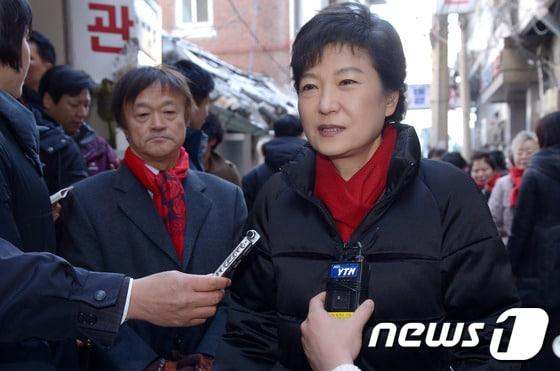 본문 이미지 - 박근혜 대통령 당선인이 성탄절인 25일 서울 창신동 쪽방촌에서 직접 만든 도시락을 독거노인에게 전달한 뒤 기자들의 질문에 대답하고 있다. 2012.12.25/뉴스1 © News1 사진공동취재단