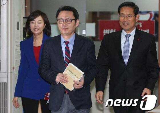 본문 이미지 - 박근혜 대통령 당선인의 윤창중 인수위 수석대변인(가운데)과 박선규·조윤선 인수위 대변인이 25일 오후 서울 여의도 당사에서 기자회견을 갖기 위해 입장하고 있다. 2012.12.25/뉴스1 © News1 양동욱 기자