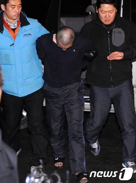 본문 이미지 - 경찰 조사 중 도주한 일산 성폭행 피의자 노영대가 경기도 안산에서 검거된 가운데 경기도 일산경찰서로 압송되고 있다.(자료사진)/뉴스1 DB