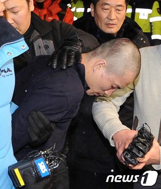 본문 이미지 - 2012년 12월 성폭행 혐의로 경찰 조사 중 도주했다가 닷새 만에 검거된 노영대.(자료사진)ⓒ 뉴스1 DB