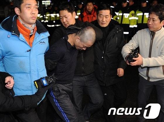 본문 이미지 - 2012년 당시 노영대 경기도 일산경찰서로 압송되는 모습. (뉴스1 DB)  2012.12.25 ⓒ 뉴스1