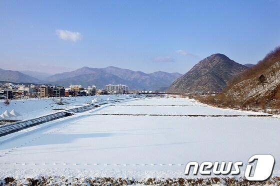 본문 이미지 - 가평 자라섬씽씽겨울축제 준비가 순조롭게 진행되고 있다고 26일 군이 밝혔다. 사진은 눈덮인 축제장 전경. /사진제공=가평군 © News1  