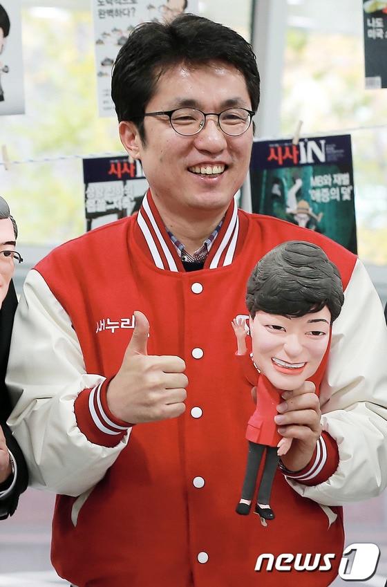 본문 이미지 -                                              27일 박근혜 대통령 당선인의 대통령직인수위원회 청년특별위원회 위원장으로 임명된 김상민 의원 2012.12.27/뉴스1 © News1 송원영 기자