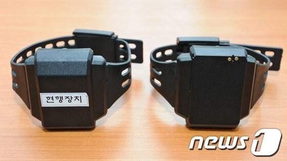 본문 이미지 - 헌법재판소는 지난해 청주지법 충주지원이 위헌법률심판이 제청한 '전자발찌법' 시행 이전에 성범죄를 저지른 사람에게도 법을 소급적용해 전자발찌를 채우도록 한 조항에 대해 합헌 결정했다. 사진은 지난해 10월14일 서울 동대문구 휘경동 법무부 보호관찰소에서 신형 위치추적 전자장치 공개모습. 2012.12.27/뉴스1 © News1 이동원 기자