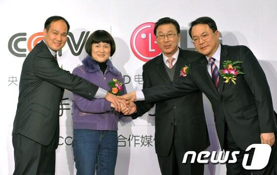 본문 이미지 - 27일 북경 케리(Kerry) 호텔에서 열린 전략적 제휴 체결식. 왼쪽부터 CCTV 위뿌(余步) 부주임, 리이(李怡) 상무 부주임, 신문범 LG전자 중국법인장 사장, 송교영 중국법인 B2C담당 상무.(사진=LG전자)© News1  