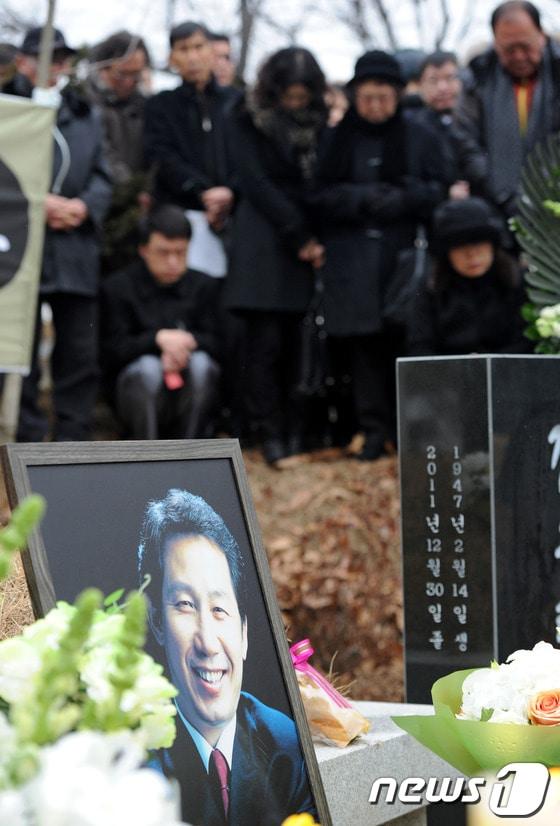 본문 이미지 - 29일 오후 경기도 남양주 마석모란공원 김근태 묘역에서 열린 김근태 전 민주통합당 상임고문 1주기 참배행사에서 참석자들이 묵념을 하고 있다. © News1 박세연 기자