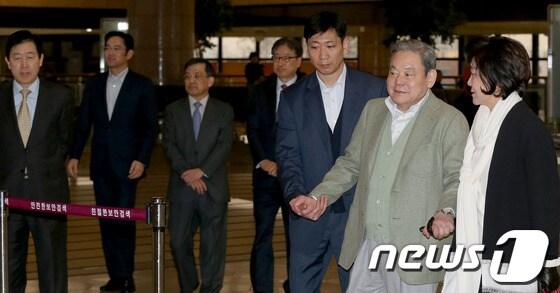 본문 이미지 -  이건희 삼성그룹 회장과 부인인 홍라희 리움미술관장이 3일 오전 서울 김포공항을 통해 미국으로 출국하고 있다. 이 회장은 신년 경영구상 등을 계획 할 예정이다. 사진 뒤쪽으로 최지성 부회장과 이재용 사장 등 경영진이 보인다. 2012.12.3/뉴스1 © News1   양동욱 기자