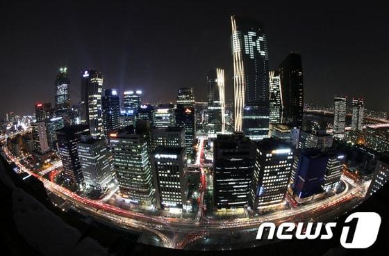 본문 이미지 - [자료] 서울 여의도 증권가 2012.12.30 머니투데이/뉴스1 © News1   