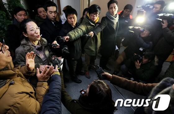 본문 이미지 - 성추문 검사 사건의 피해여성 사진 유출에 연루된 의정부지방검찰청 국모 검사(38·사법연수원 36기)가 31일 오후 서울 서초경찰서에 피의자 신분으로 출석해 조사를 받은 가운데 임병숙 수사과장과 사이버수사팀 관계자가 수사 상황을 취재진에게 설명하고 있다. 현직 검사가 경찰의 소환 조사를 받은 것은 이번이 처음이다. 2012.12.31/뉴스1 © News1 오대일 기자