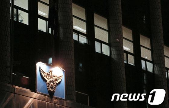 본문 이미지 - 성추문 검사 사건의 피해여성 사진 유출에 연루된 의정부지방검찰청 국모 검사(38·사법연수원 36기)가 31일 오후 서울 서초경찰서에 피의자 신분으로 출석해 조사를 받았다. 현직 검사가 경찰의 소환 조사를 받은 것은 이번이 처음이다. 2012.12.31/뉴스1 © News1 오대일 기자