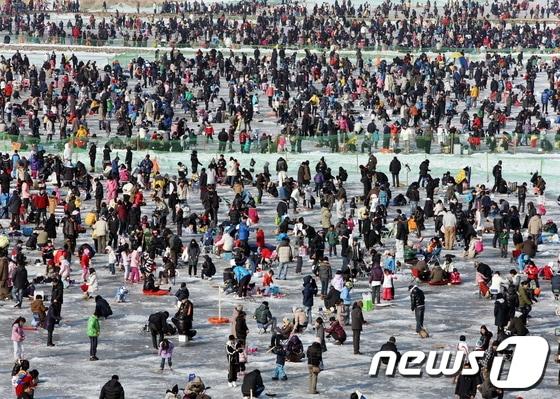 본문 이미지 - 가평 자라섬씽씽겨울축제가 내년 1월 4일부터 개최된다. 사진은 올해 축제장 전경. /사진제공=가평군 © News1  