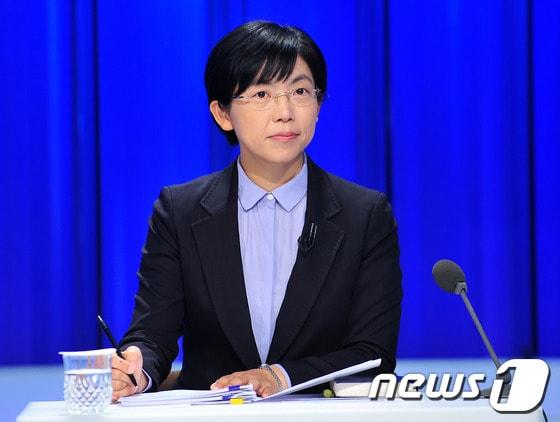 본문 이미지 - 이정희 통합진보당 대통령후보가 지난 4일 서울 여의도 문화방송 스튜디오에서 방송토론을 앞두고 자리에 앉아 있다. . 2012.12.4/뉴스1 © News1 이종덕 기자