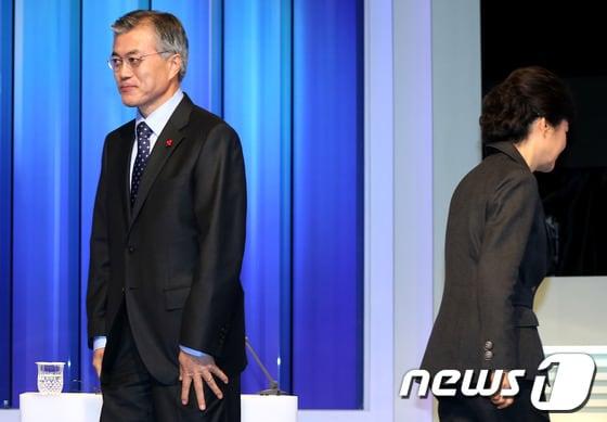 본문 이미지 - 새누리당 박근혜, 민주통합당 문재인 대통령후보가 지난 4일 서울 여의도 문화방송 스튜디오에서 방송토론을 앞두고 인사를 나눈 후 자리로 돌아가고 있다. © News1 이종덕 기자