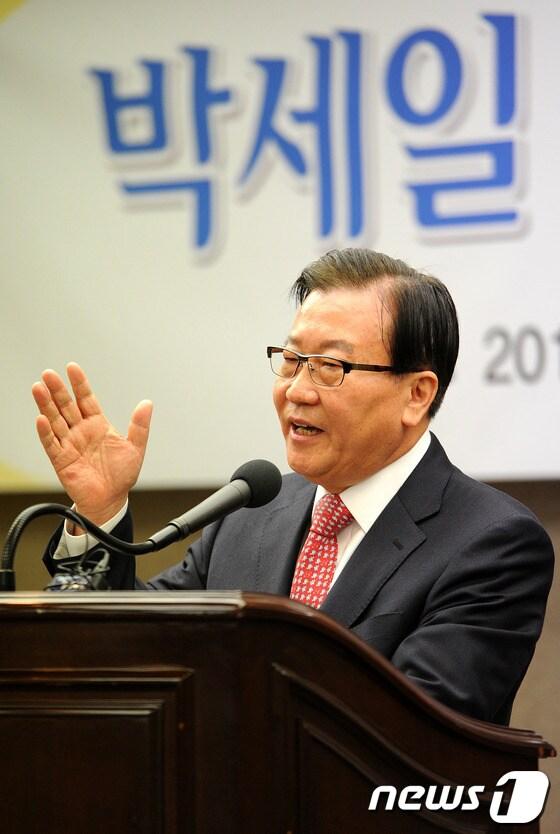 본문 이미지 - 박세일 한반도선진화재단 이사장이 5일 오전 서울 중구 프레스센터에서 열린 '대선정국' 기자회견에서 박근혜 새누리당 대선 후보를 지지하고 있다. 박 이사장은 지난 총선 때 '국민생각'을 창당해 새누리당과 다른 길을 개척하려 했던 인물이다. 2012.12.5/뉴스1 © News1 박지혜 기자