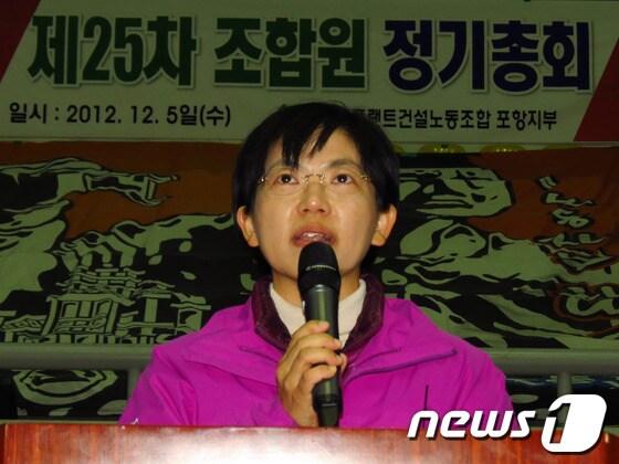 본문 이미지 - 5일 포항 실내체육관에서 열린 전국플랜트건설노조 포항지부 조합원 정기총회에 참석한 이정희 통합진보당 대선 후보가 축사를 하고 있다./최창호 기자© News1 