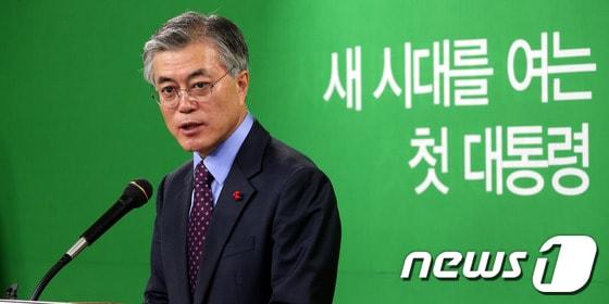 본문 이미지 - 문재인 민주통합당 대선후보가 6일 오전 서울 영등포 당사에서 '문재인의 반값생활비 약속'기자회견을 열고 의료비 100만원 상한제 등을 포함한 민생 공약을 발표하고있다.2012.12.6/뉴스1 © News1 이광호 기자