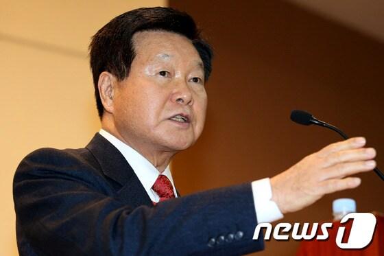 본문 이미지 - 6일 오후 서울 여의도 국회헌정기념관에서 열린 한화갑 전 새천년 민주당 대표 초청 특강 및 간담회에서 한 전 대표가 새누리당 박근혜 대선후보의 지지를 공식 선언하고 있다.2012.12.6/뉴스1 © News1 이광호 기자