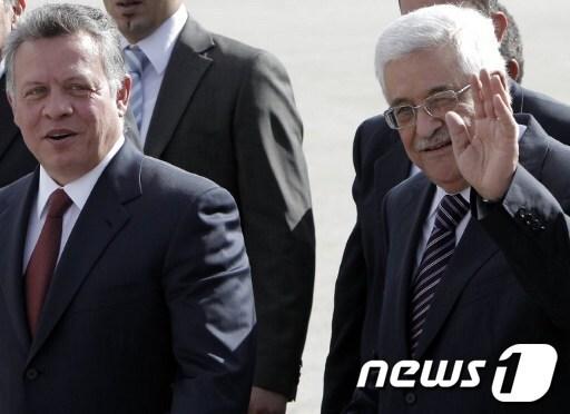 본문 이미지 - 6일 서안지구를 찾은 압둘라 2세 요르단 국왕(왼쪽)과 마흐무드 압바스 팔레스타인 자치정부 수반. © AFP=News1 