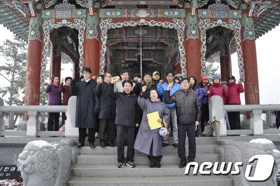 본문 이미지 - 7일 창원시 진해지역 유권자들이 진해시민대종 앞에서 문제인 후보 지지 기자회견을 가졌다.© News1 