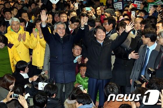 본문 이미지 - 문재인 민주통합당 대선후보가 7일 오후 부산 진구 부전동 지하상가 분수대 앞에서 안철수 전 대선후보와 함께 손을 맞잡아 들어보이며 유권자들에게 인사하고 있다.2012.12.7/뉴스1 © News1 이광호 기자