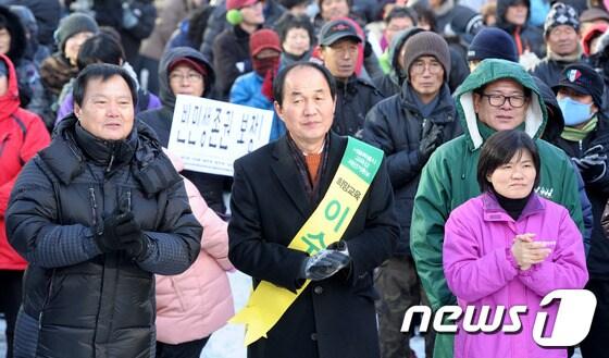 본문 이미지 - 이수호 서울시교육감 후보가 8일 오후 서울 보신각 앞에서 열린 민주노점상연합 주최 2012 민중대회 사전 빈민대회에 참석하고 있다. 2012.12.8/뉴스1 © News1   안은나 인턴기자