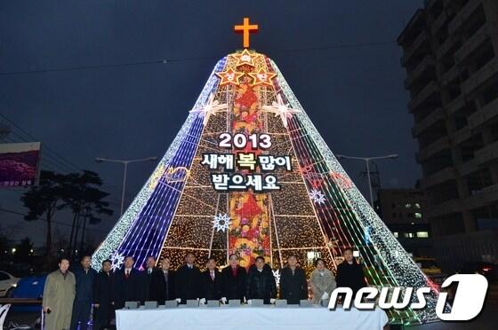 본문 이미지 - 양산종합운동장 앞 사거리 성탄트리의 점등식이 7일 오후 양산지역 기독교총연합회 주관으로 나동연 양산시장을 비롯해 시민과 행사관계자 등이 참석한 가운데 개최됐다.(양산시 제공) © News1