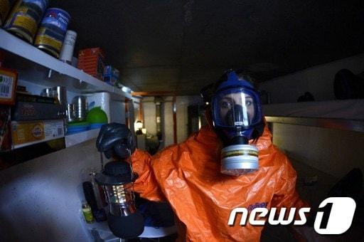 본문 이미지 - '지구 마지막 날'에 대비한 핵 방공호의 모습. 2012.11.14 © AFP=News1  