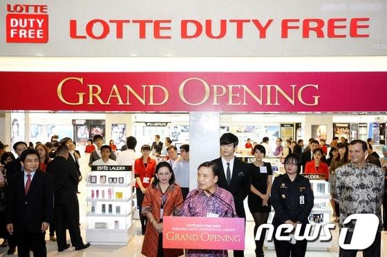 본문 이미지 - 지난 2102년 당시 롯데면세점 인도네시아 자카르타 수카르노하타 국제공항점 오픈행사 /뉴스1