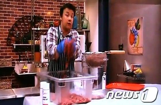 본문 이미지 - 영국 유명 요리사 제이미 올리버가 자신의 쇼에서 핑크 점액물이 만들어지는 과정을 보여주고있다. 그는 사료용으로 쓰일 소의 부산물로 만들어지는 핑크 점액물의 사용 중단을 촉구하는 캠페인을 벌여왔다.. 출처=데일리메일