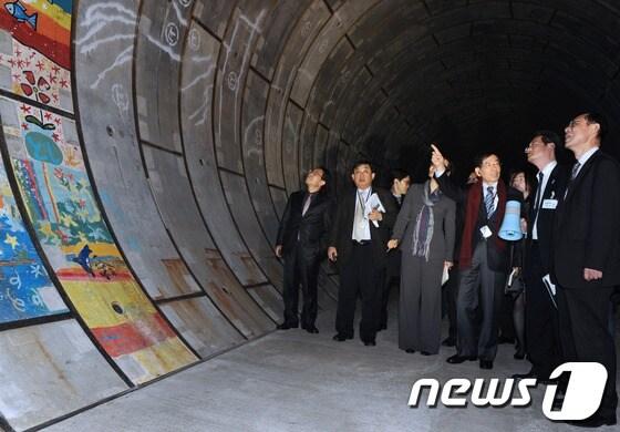 본문 이미지 - 일본을 방문중인 박원순 서울시장이 9일 도쿄도심 침수방지시설을 방문해 관계자와 대화를 나누고 있다. (서울시 제공) © News1   이동근 인턴기자