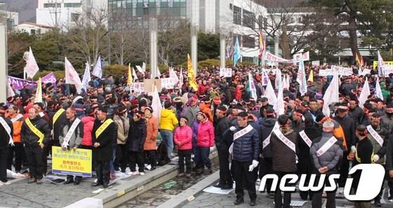 본문 이미지 - 지난해 말 해남군청 앞길에서 열린 해남화력발전소 건설 반대 주민들의 집회 모습© News1 