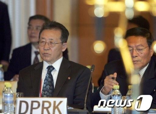 본문 이미지 - 김계관 북한 외무성 제1부상 &#40;왼쪽&#41; © AFP=News1 여인옥 