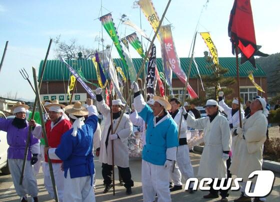 본문 이미지 - 정읍 고부에서 118년전 고부관아를 점령한 재현행사에서 동학군들이 함성을 외치고 있다. © News1  