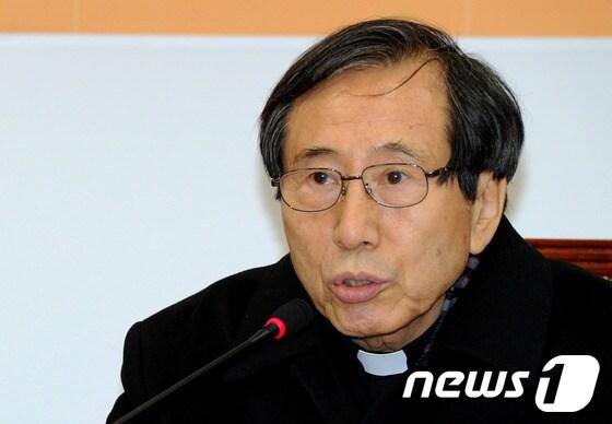 본문 이미지 - 함세웅 신부가 16일 오후 서울 여의도 국회 민주통합당 원내대표실에서 열린 제주 강정마을 해군기지 건설문제와 관련한 기자간담회에서 