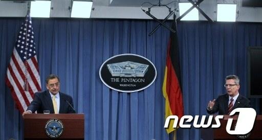 본문 이미지 - 미국을 방문중인 토마스 드 마이지레 독일 국방장관이 16일(현지시간) 미국 워싱턴 펜타곤에서 레온 파네타 미 국방장관과 함께 기자회견을 하고 있다. 드 마이지레 장관은 방미 기간 미국측과 아프가니스탄과 나토 문제에 대해 논의했다. © AFP=News1 