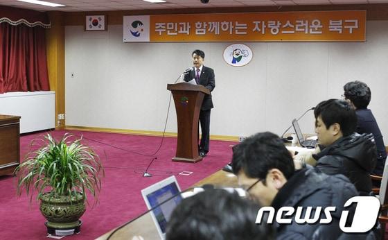 본문 이미지 - 윤종오 울산 북구청장이 지난 달 18일 일명 '울산 도가니' 사건과 관련해 기자회견을 하고 있다.© News1  