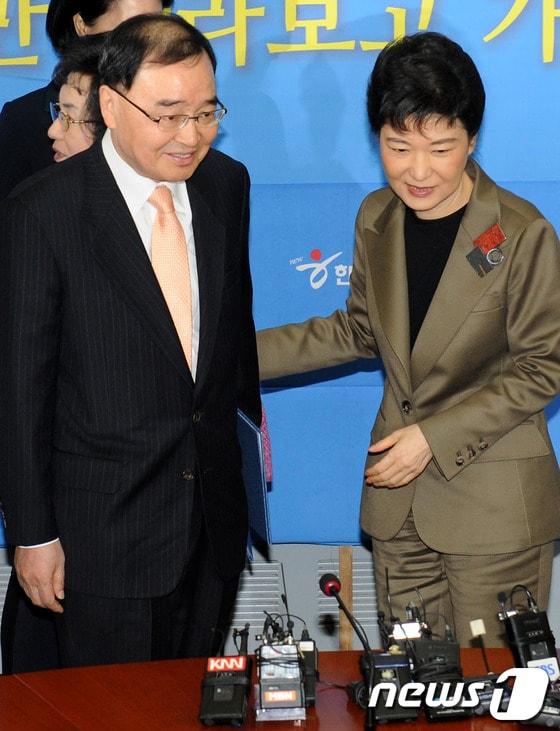 본문 이미지 - 국민의힘 전신인 한나라당의 박근혜 당시 비상대책위원장이서울 여의도 국회에서 열린 공직후보자추천위원회 임명장 수여식에서 정홍원 당시 공천위원장에게 자리를 권하고 있다. 이날 한나라당은 새 당명으로 '새누리당'을 발표했다. 2012.02.02.뉴스1/