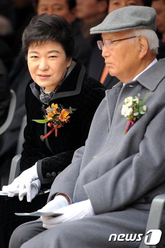 본문 이미지 - 새누리당 박근혜 비대위원장(왼쪽)과 남덕우 한국선진화포럼이사장이 2012년 2월21일 오전 서울 마포구 상암동 박정희 대통령 기념,도서관에서 열린 기념관 개관식에 참석해 대화나누고 있다. © News1   이광호 기자