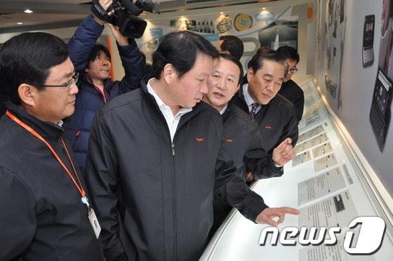 본문 이미지 - 최태원 회장이 우시 공장에 마련된 전시관에서 반도체 제품을 살펴보고 있다. 왼쪽부터 이재우 법인장, 최태원 회장, 권오철 사장, 박상훈 제조총괄본부장. ⓒ News1