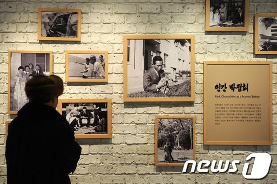 본문 이미지 - 21일 오전 서울 마포구 상암동 박정희 대통령 기념,도서관에서 기념관 개관식이 열렸다. 개관식을 마친 참석자들이 기념관 내부의 전시장을 둘러보고 있다.