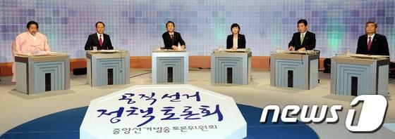 본문 이미지 - 제19대 국회의원선거를 앞두고 중앙선거방송토론위원회 주관으로 24일 오전 서울 여의도 MBC방송국에서 열린 공직선거 정책토론회에 참석한 6개정당 원내대표들이 토론회 시작을 기다리고 있다. 왼쪽부터 통합진보당 강기갑 원내대표, 새누리당 황우여 원내대표, 창조한국당 한면희 대표 권한대행, 진보신당 심재옥 부대표, 민주통합당 김진표 원내대표, 자유선진당 김낙성 원내대표. © News1 이광호 기자