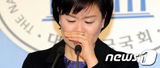 본문 이미지 - 4.11총선 서울 마포을에 출사표를 던진 민주통합당 김유정 의원이 24일 오후 국회 정론관에서 기자회견도중 울먹이고 있다. 김 의원은 마포을 국회의원 후보를 뽑기 위한 당 공심위의 3인 경선 결정에 반박하며 공천심사위원회는 심사의 기준과 원칙을 지키라고 말했다. © News1 이광호 기자·