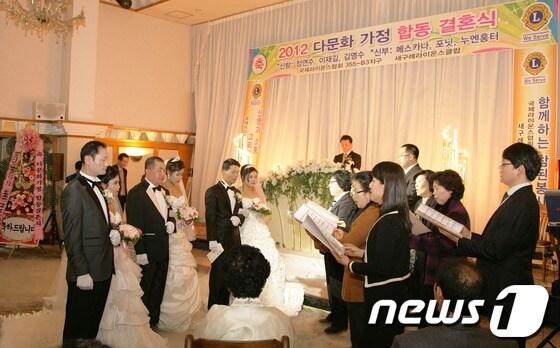 본문 이미지 - 25일 전남 구례 한화 지리산프라산 호텔에서 열린 다문화가족 3쌍의 합동결혼식./사진제공=구례군© News1 