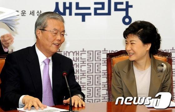 본문 이미지 - 2012년 2월 27일 당시 새누리당 비상대책위원회 회의에서 박근혜 비상대책위원장이 김종인 비상대책위원과 이야기를 나누고 있다.