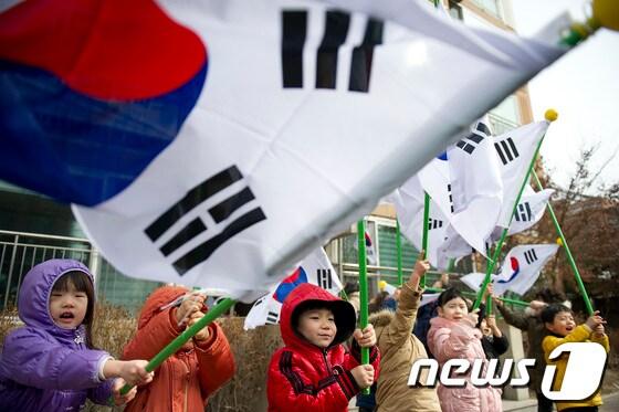 본문 이미지 - 삼일절을 이틀앞둔 28일 오전 서울 성동구 홍익동에 위치한 태극기달기 시범아파트에서 어린이들이 태극기를 흔들고 있다. © News1 이명근 기자