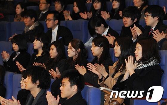 본문 이미지 - 서울대 법학전문대학원 입학식에서 입학생들이 박수를 치고 있다. / © News1 송원영 기자